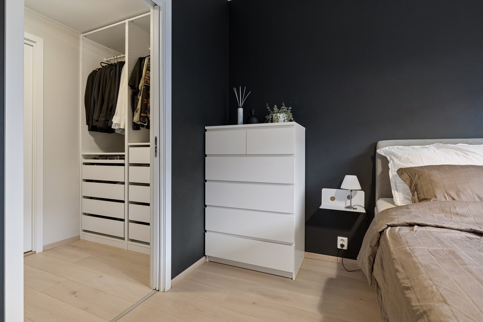 Fra soverommet har du direkte tilgang til et eget garderoberom som gir god plass til oppbevaring av klær og tilbehør. Galleribilde