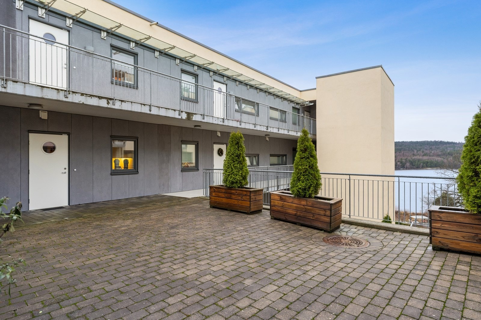 En lekker 3-roms selveierleilighet med moderne standard, vannbåren gulvvarme, stor terrasse og sjøutsikt. Heis og parkering i garasjeanlegg. Galleribilde