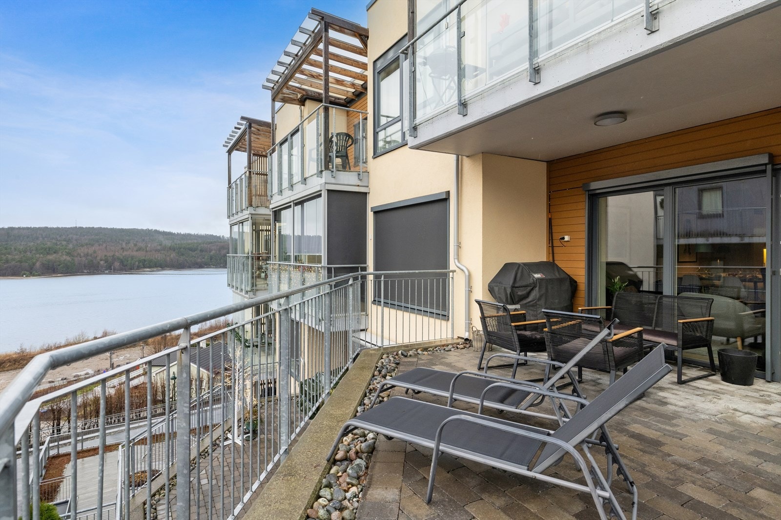 Den vestvendte beliggenheten gir fantastiske solforhold, og eier opplyser at midtsommers er det sol fra ca. kl. 11- til ca. kl. 21. Galleribilde