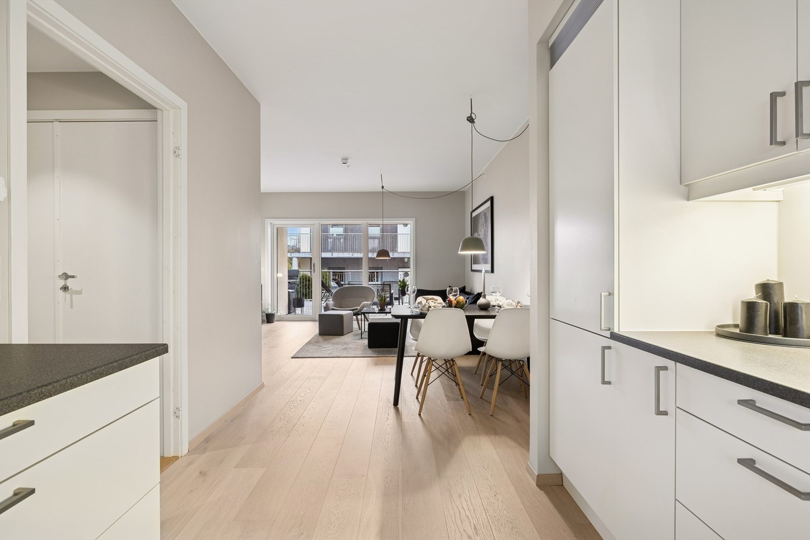 Leiligheten byr på en moderne og luftig atmosfære med en åpen løsning mellom kjøkken, spisestue og stue. Denne utformingen skaper en naturlig flyt i rommet, perfekt for både hverdagsliv og sosiale sammenkomster. Galleribilde