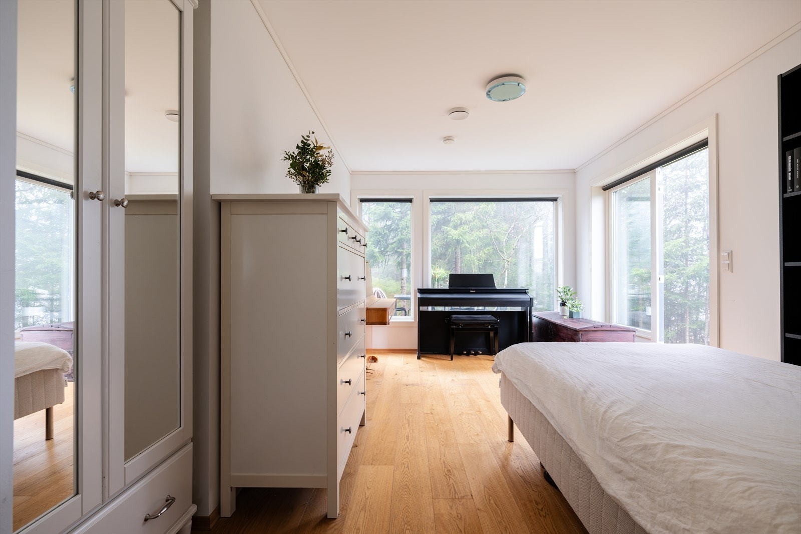 Store vindusflater skaper en lys og luftig atmosfære i hagestuen/praktikantdel. Galleribilde