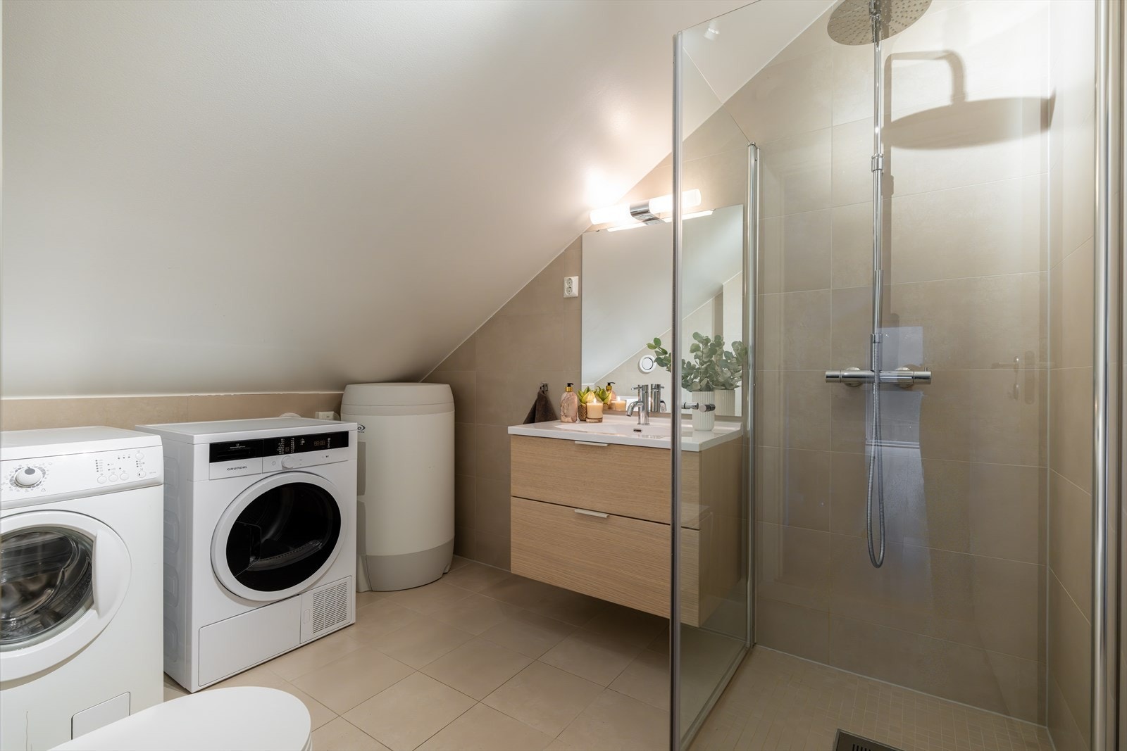 Flott og romslig bad fra byggeår i 3. etasje, som også fungerer som praktisk vaskerom. Galleribilde