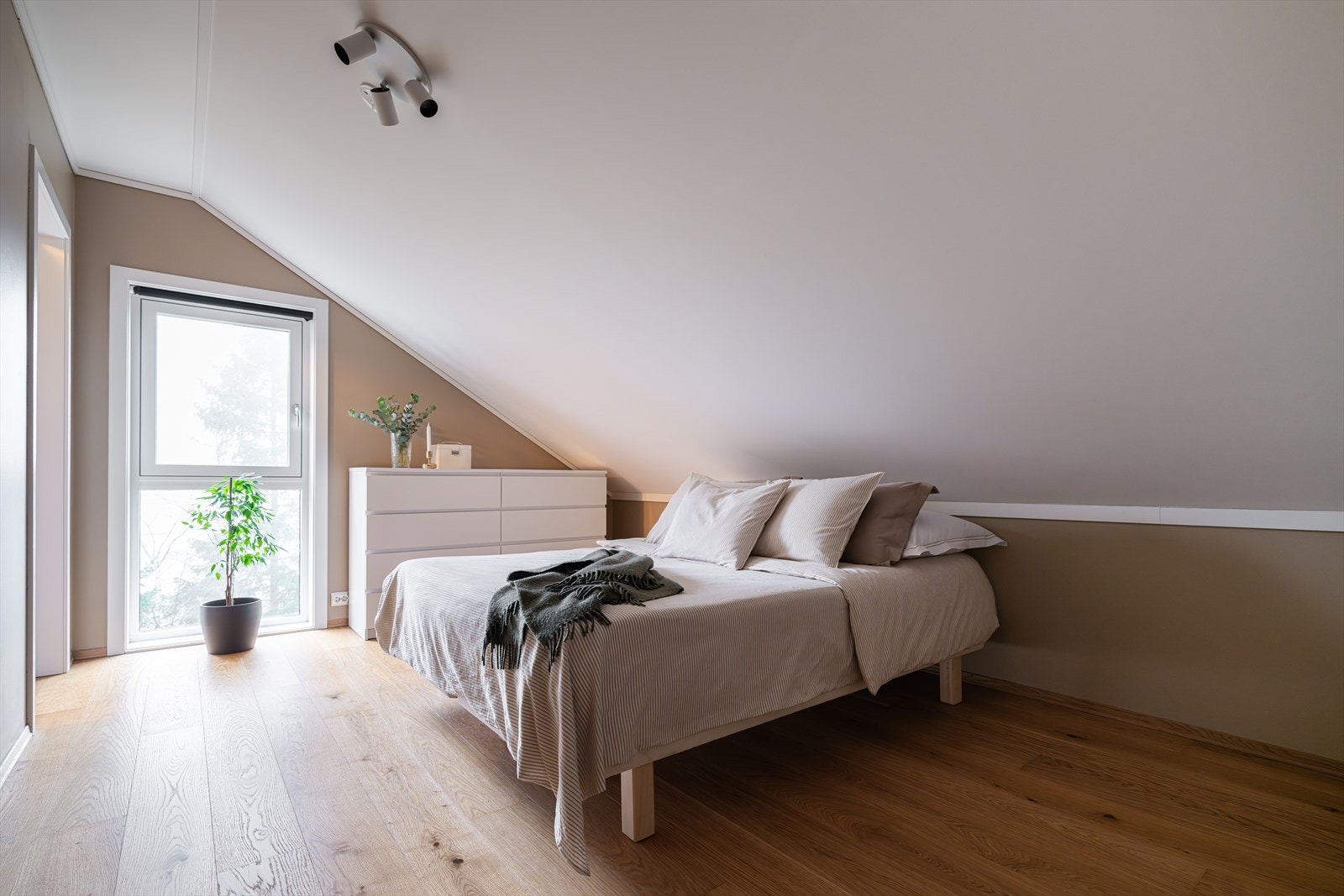 Hovedsoverommet er av god størrelse med god plass til dobbeltseng, nattbord og tilhørende soveromsmøblement. Galleribilde