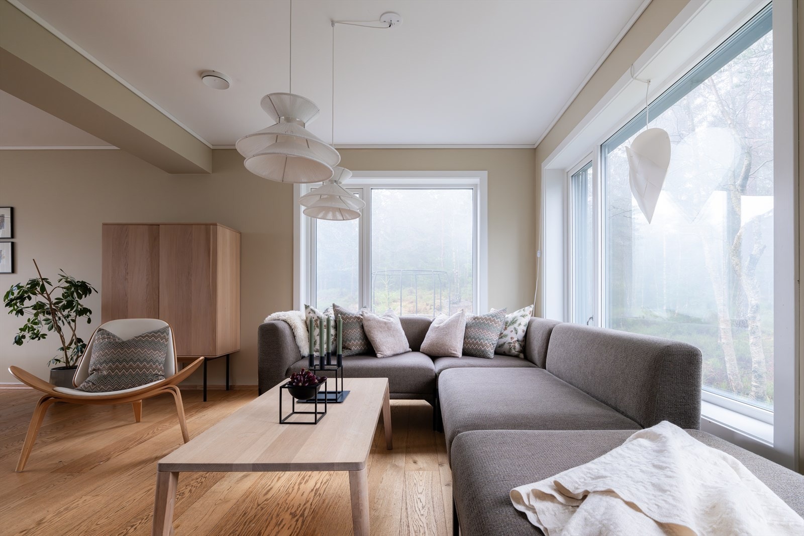 Stuen rommer både stor sofagruppe og spiseplass, og skaper et luftig og sosialt samlingspunkt for familie og gjester. Galleribilde