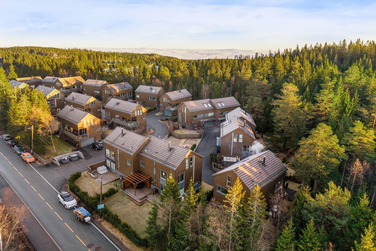 Området er svært barnevennlig, med kort vei til både barnehager og skoler. Et ideelt sted for familier som ønsker et trygt og aktivt nærmiljø. Galleribilde