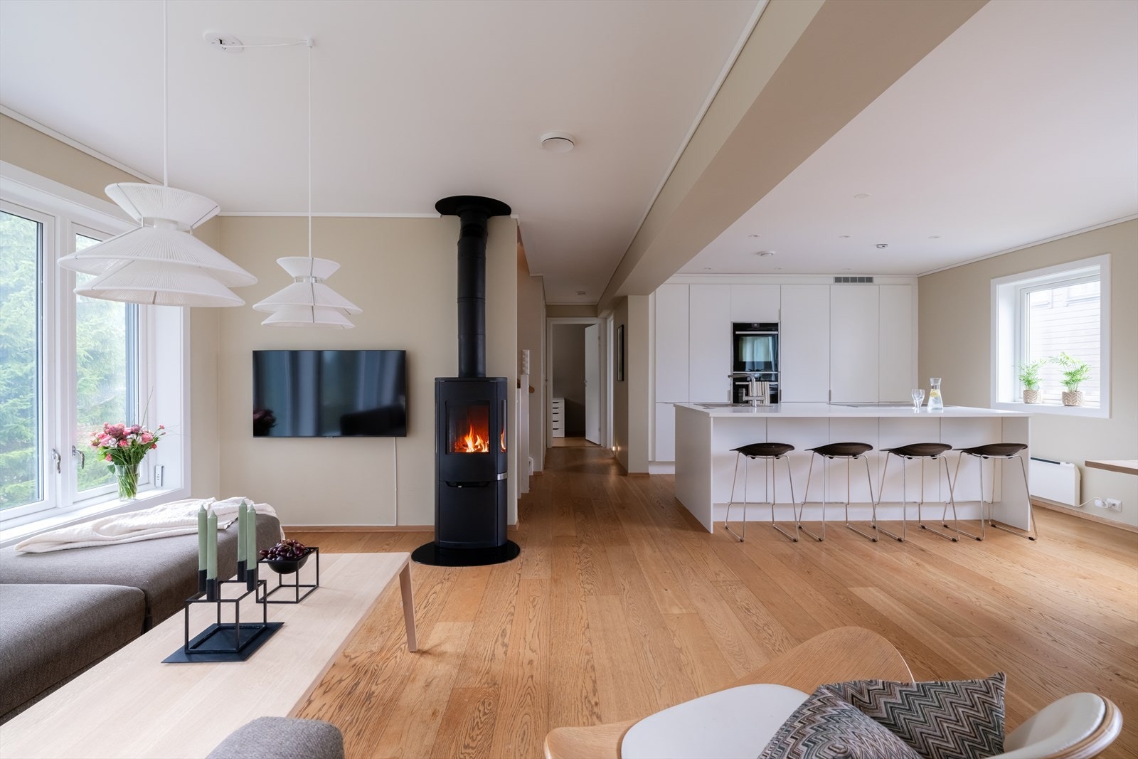 De rause vindusflatene slipper inn rikelig med naturlig lys og forsterker den åpne og behagelige romfølelsen. Galleribilde