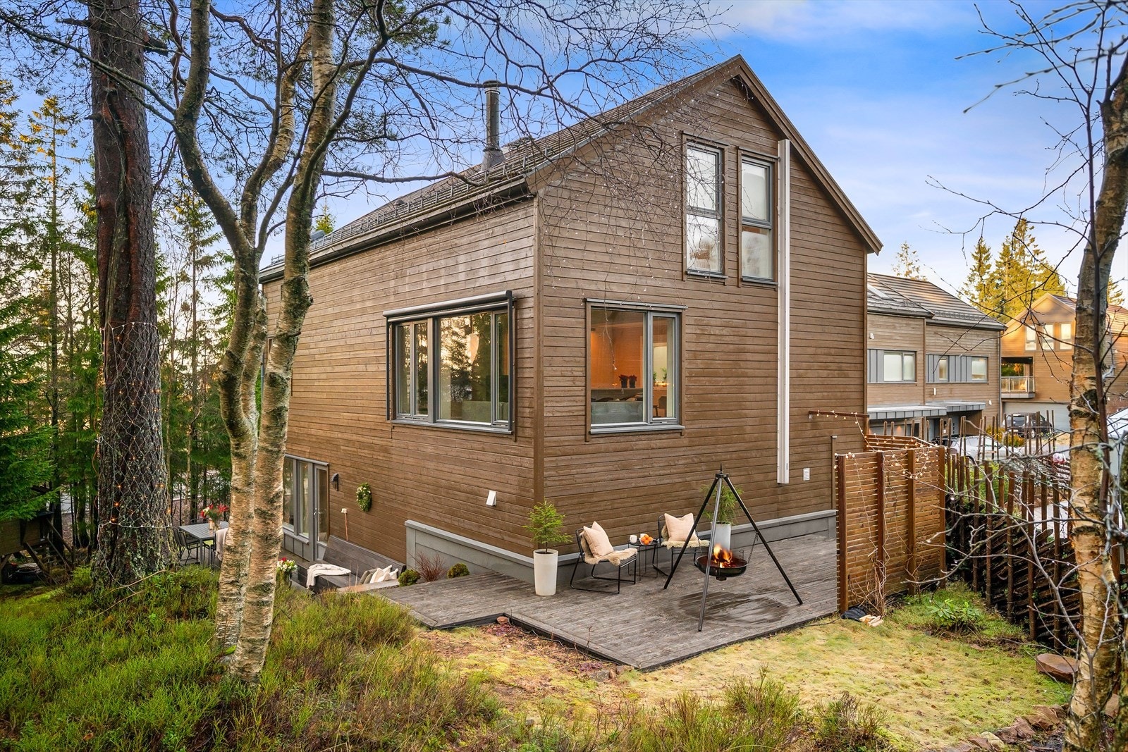 I nærområdet finnes barnehager, skoler og dagligvarebutikker, samt et variert tilbud av servicetilbud og fritidsaktiviteter. Galleribilde