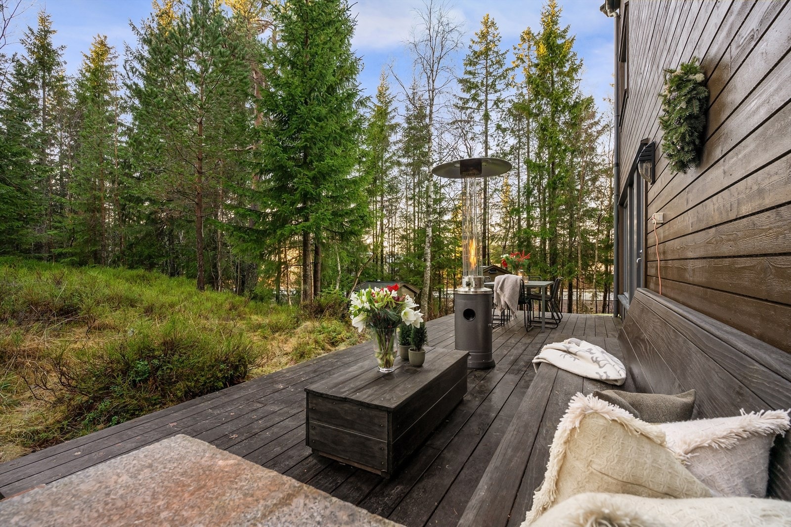 Markterrasser og plassbygget benk er i vedlikeholdsfri Kebony treverk. Galleribilde