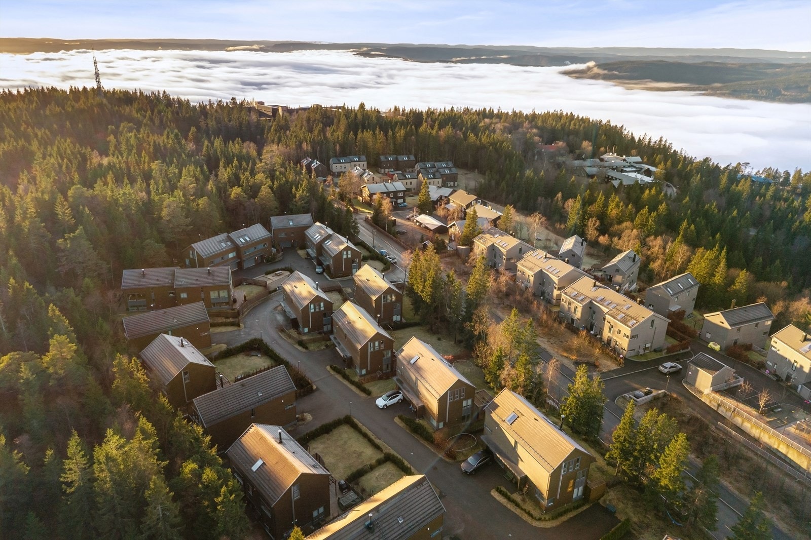 Solen skinner på Voksenkollen mens tåken ligger i byen. Eneboligen ligger på et hyggelig og barnevennlig tun. Dette er en perfekt familiebolig for deg som ønsker markas utallige tur- og aktivitetstilbud rett utenfor døren. Galleribilde