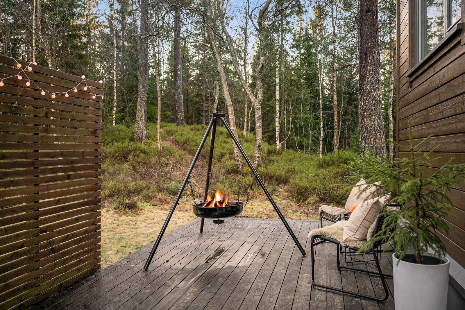 Beliggenheten kombinerer det beste av to verdener - naturnære omgivelser med skog og friluftsliv rett utenfor døren, samtidig som urbane fasiliteter er lett tilgjengelig. Galleribilde