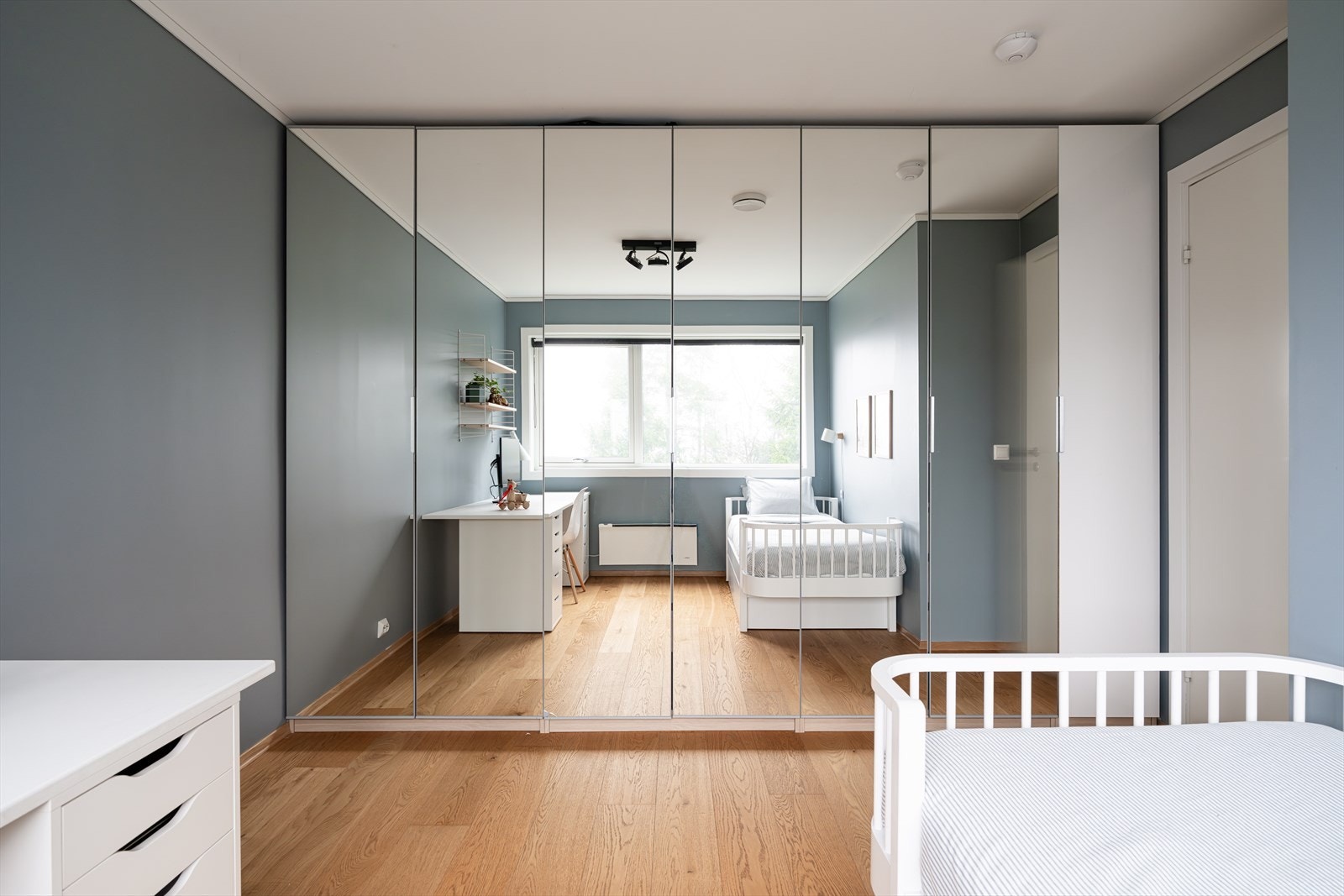 Her er det etablert et stort garderobeskap med speilfronter som sikrer god oppbevaring. Galleribilde