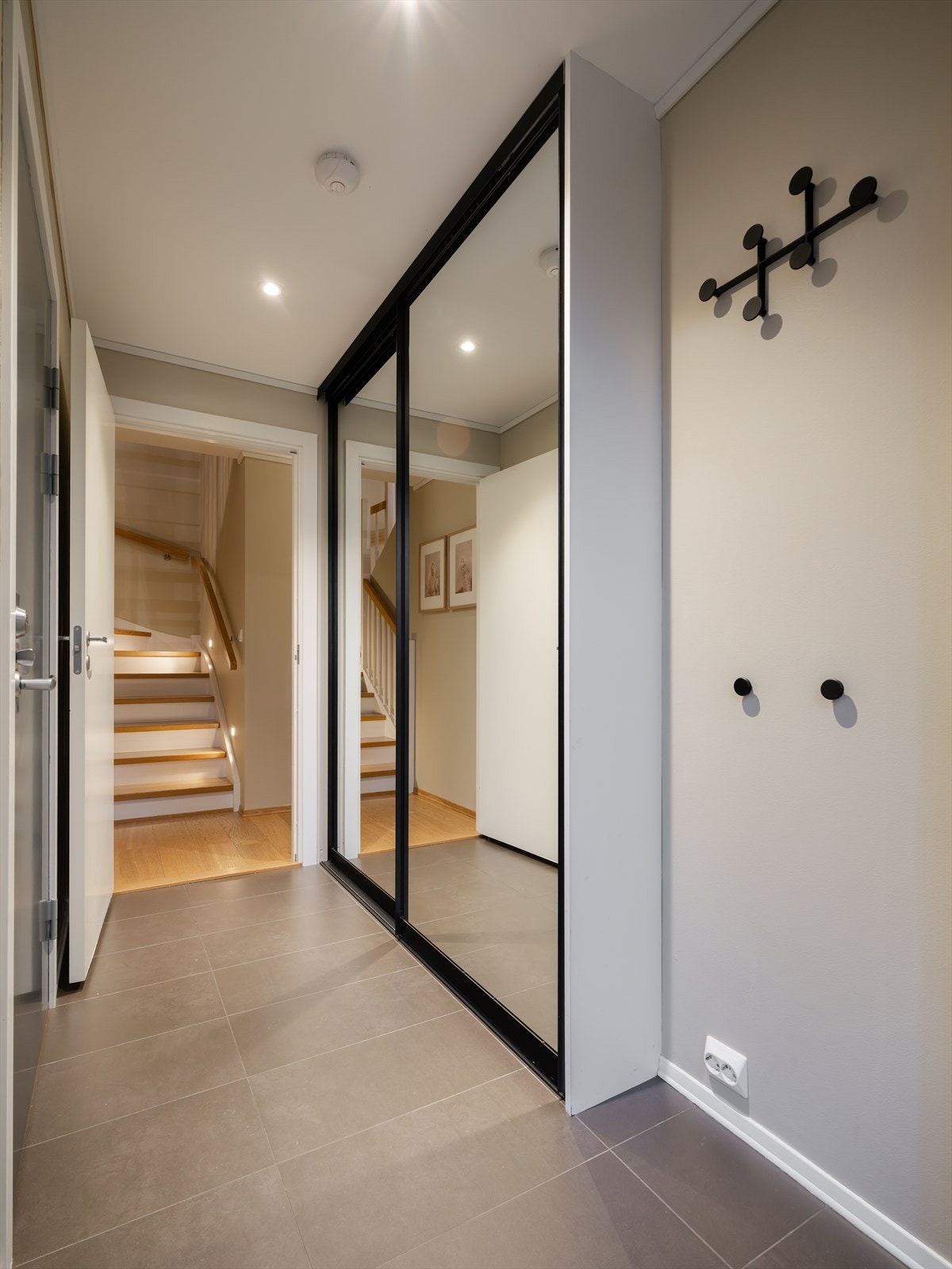 Velkommen inn! Entréen er lys og innbydende, med plassbygget garderobeskap med speilfronter og direkte adkomst til integrert dobbelgarasje. Galleribilde