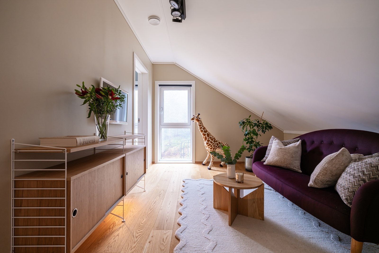 Loftstuen gir boligen flere bruksmuligheter og bidrar til en funksjonell planløsning med god utnyttelse av arealet. Galleribilde