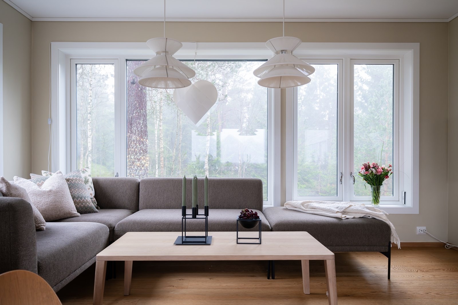 Innvendige overflater er bestående av enstavs parkettgulv og sparklet og malte, slette vegger. Galleribilde