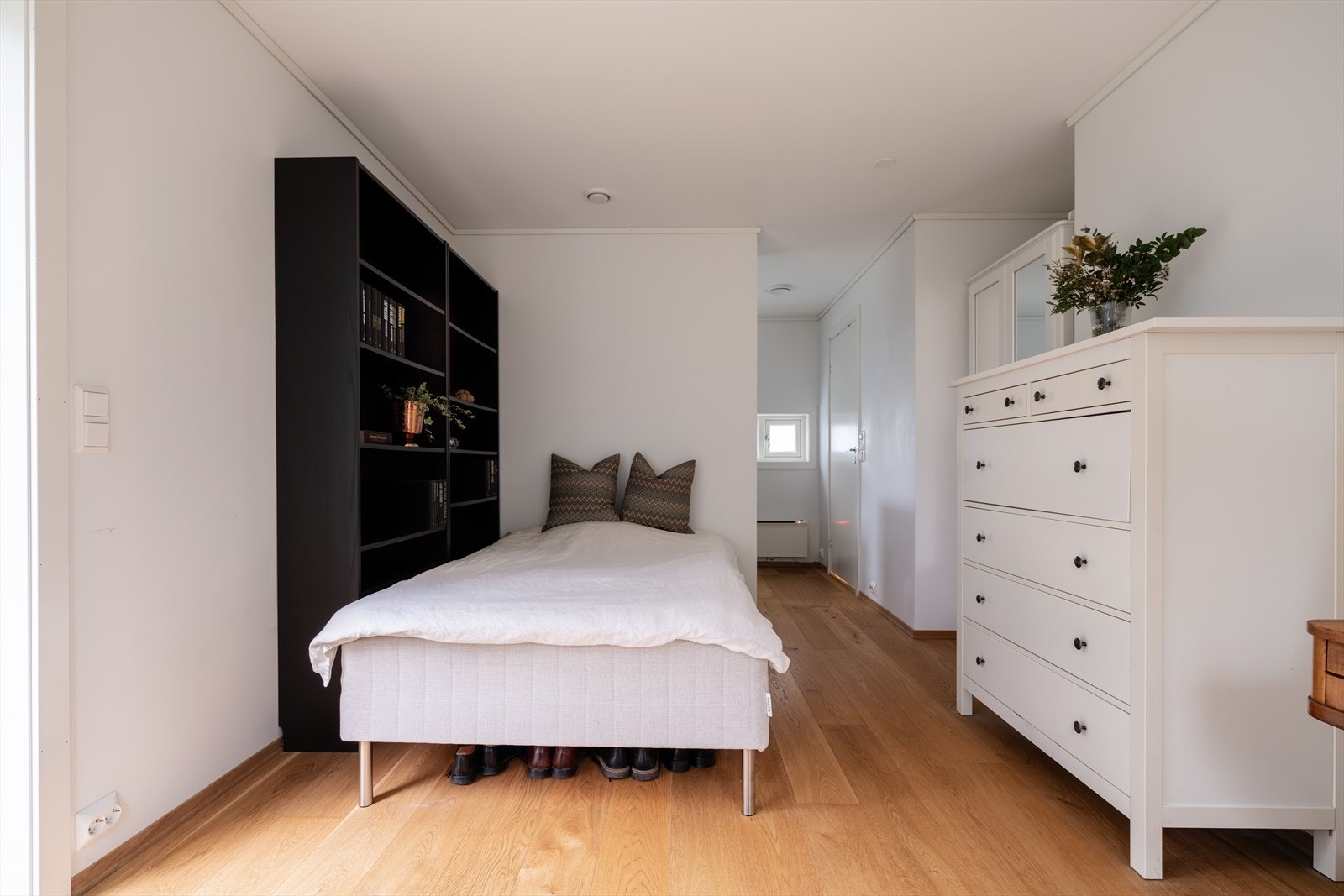 Romslig hybel med god mulighet til å innrede etter egne behov og preferanser. Galleribilde