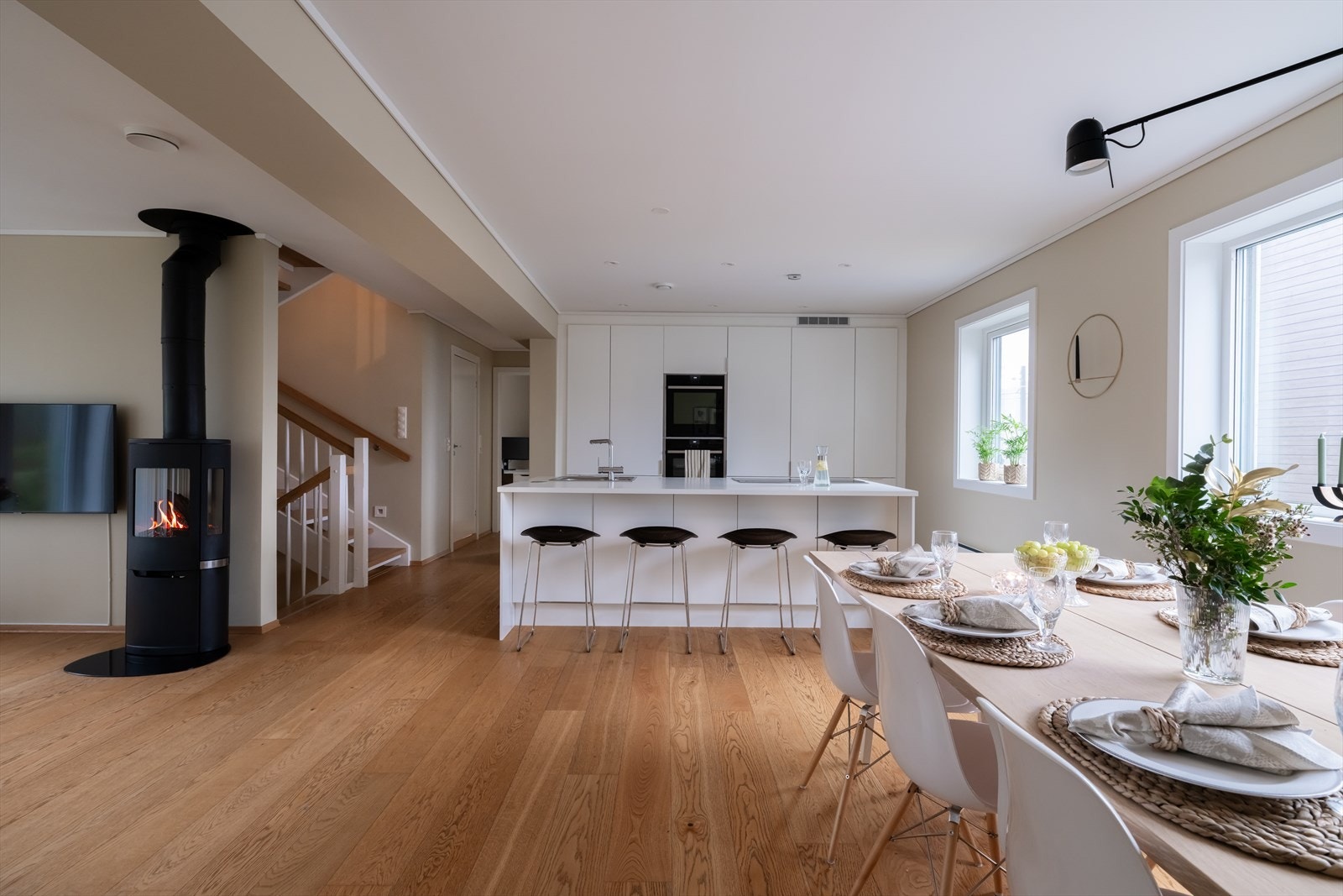 Kjøkkenet har en praktisk kjøkkenøy, ideell for matlaging, lekser og hyggelige stunder med familie og venner. Galleribilde