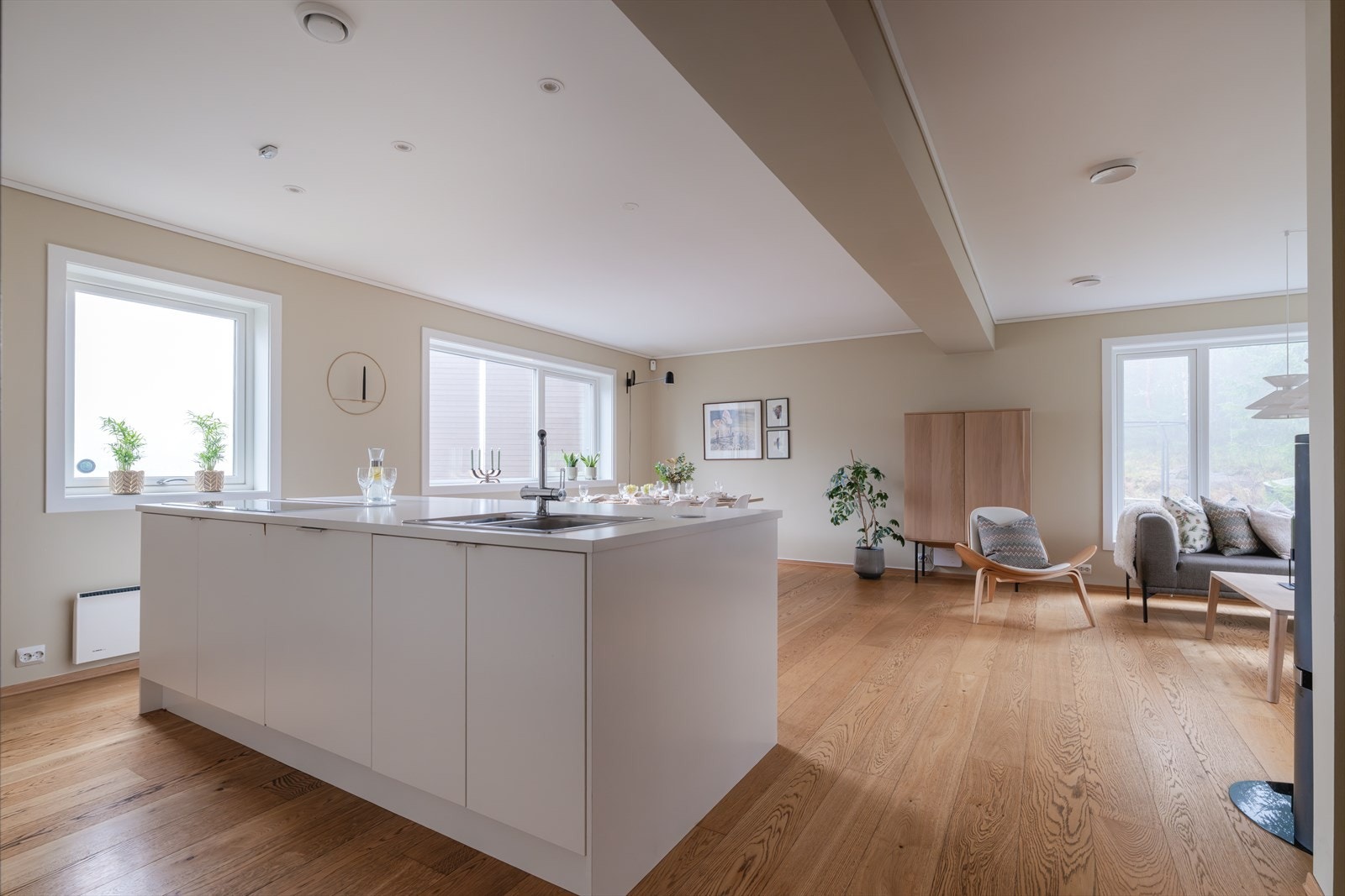 Kjøkkenet er innredet med Sigdal kjøkkeninnredning fra byggeår og har en funksjonell og gjennomført løsning. Galleribilde