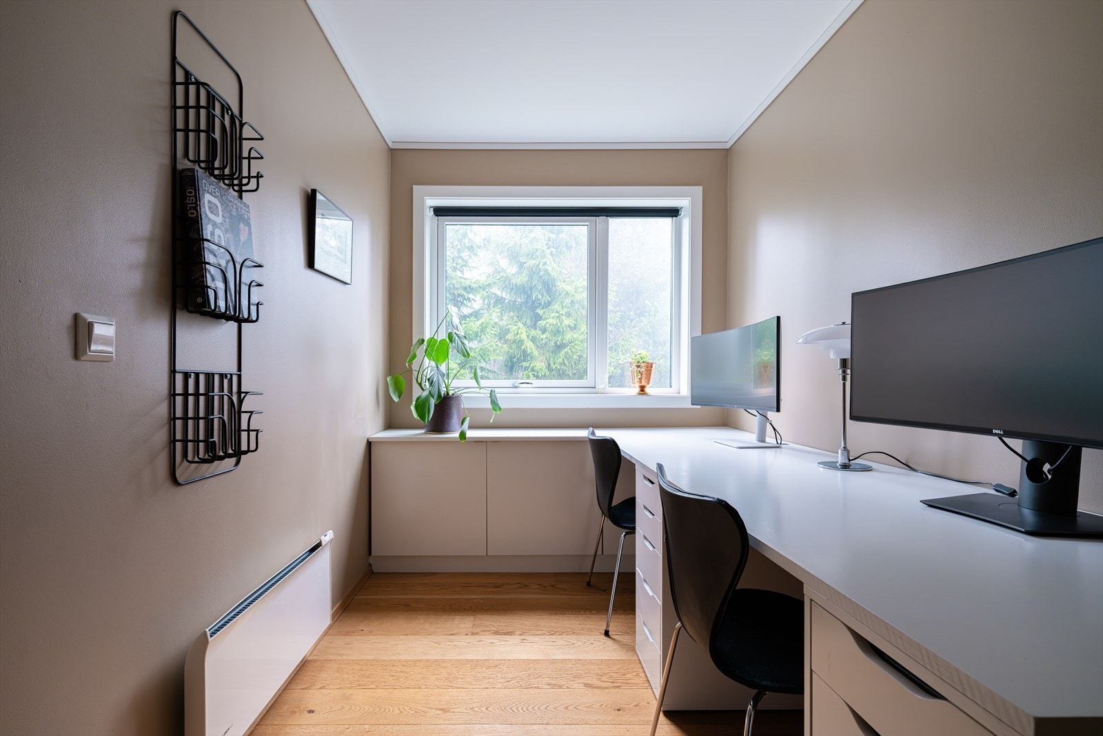 Romslige vindusflater som sikrer godt lysinnslipp. Galleribilde