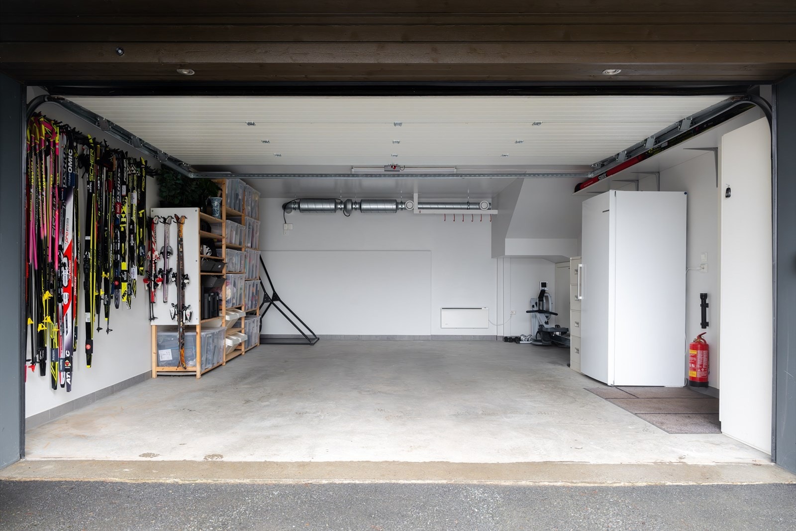 Integrert dobbelgarasje med plass til trimutstyr dersom én bil benyttes. Galleribilde