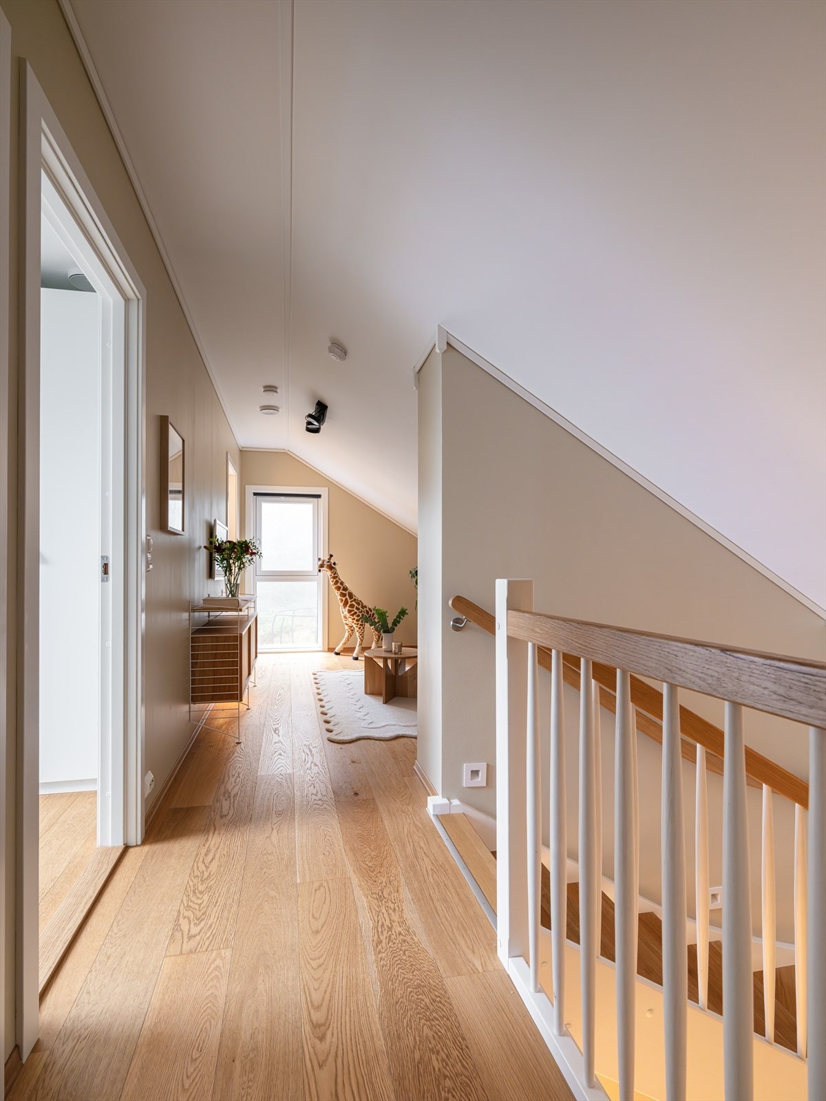 Boligen har en loftstue som gir et fleksibelt og anvendelig tilleggsrom. Galleribilde