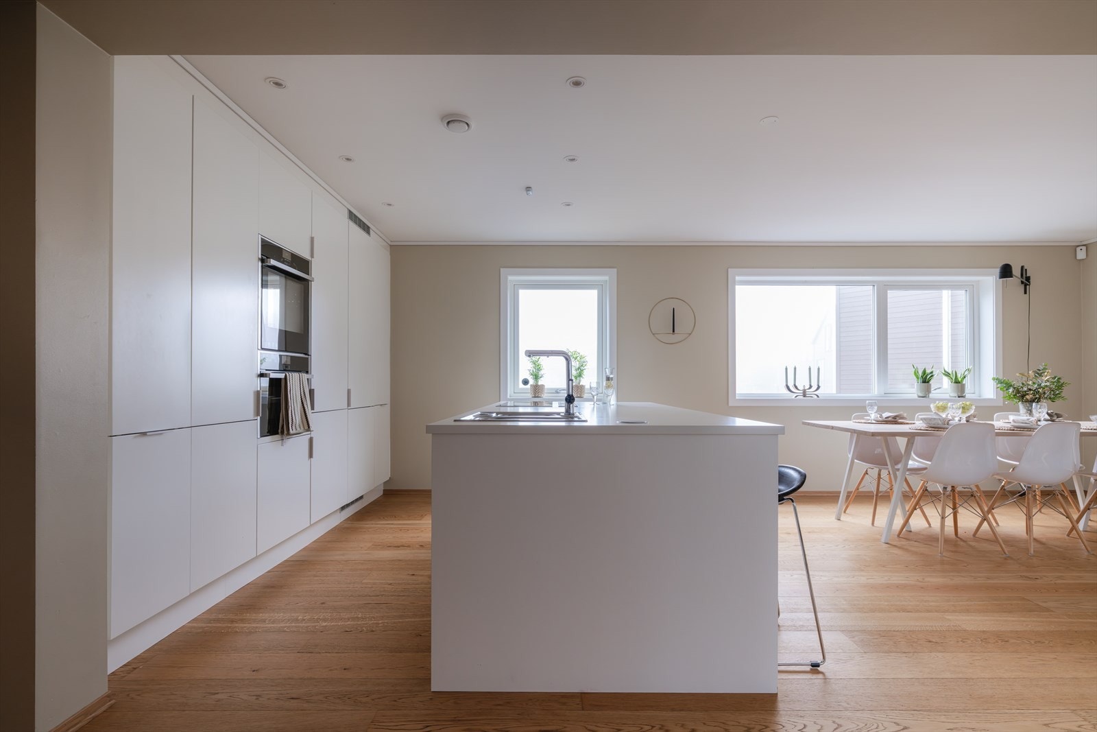 Videre er kjøkkenet utstyrt med automatisk vannstopper og komfyrvakt, noe som bidrar til økt sikkerhet og brukervennlighet. Galleribilde