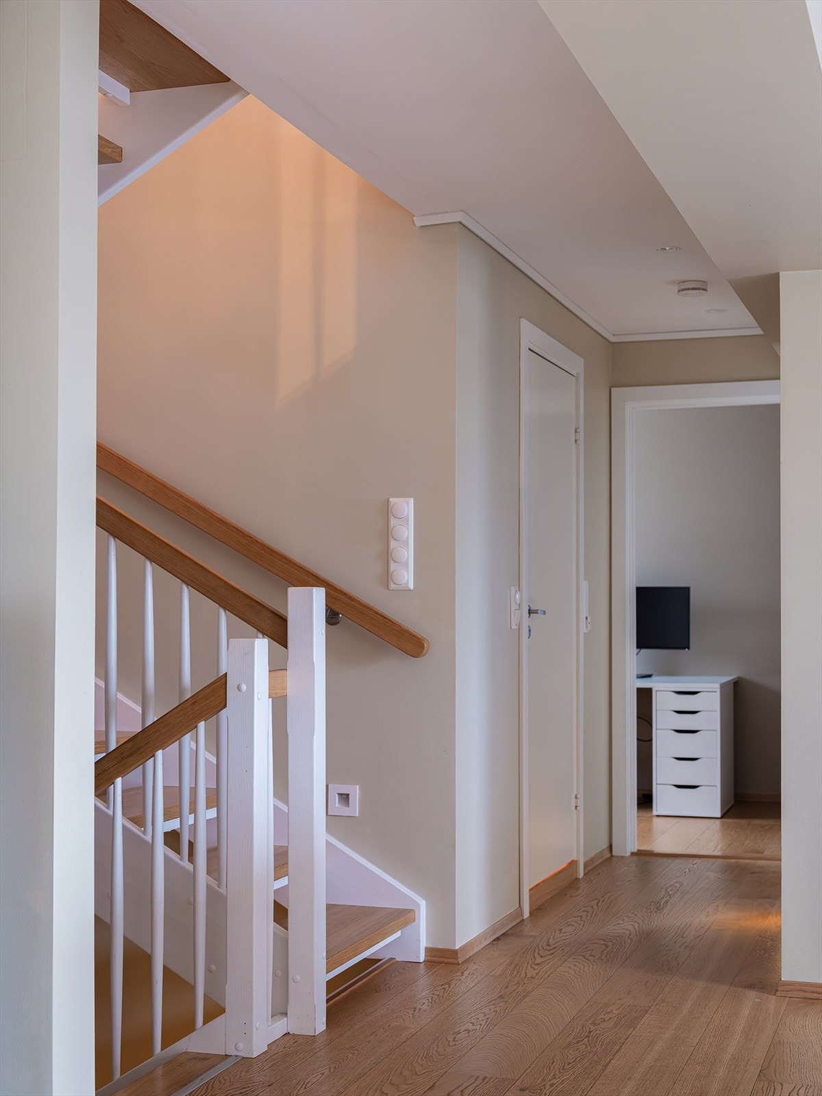 Etasjen rommer videre to gode soverom og et stilfullt bad, praktisk plassert for hele familiens behov. Galleribilde