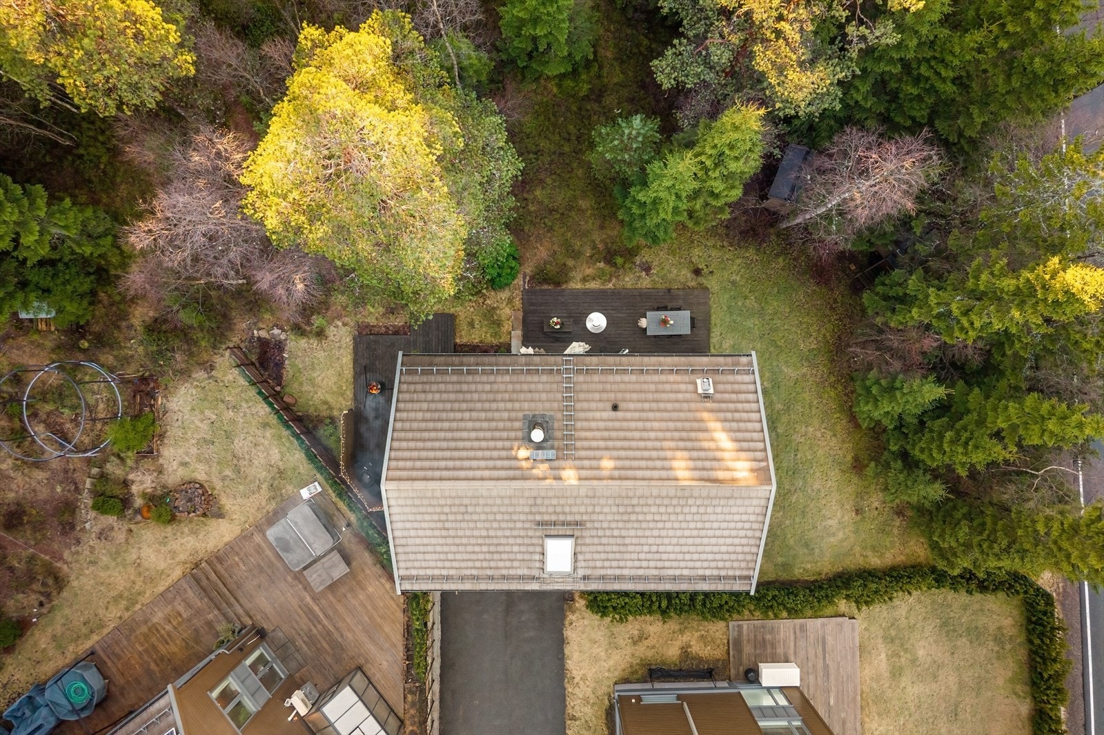 Området er kjent for sin rolige atmosfære, gode solforhold og nærhet til marka, med flotte tur- og rekreasjonsmuligheter året rundt. Samtidig har du enkel adkomst til offentlig kommunikasjon, som gir god forbindelse til sentrum og øvrige deler av byen. Galleribilde