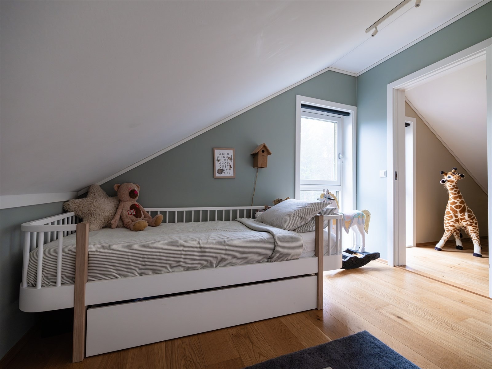 Soverom 5 har god plass og samme type plassbygget garderobeskap. Galleribilde