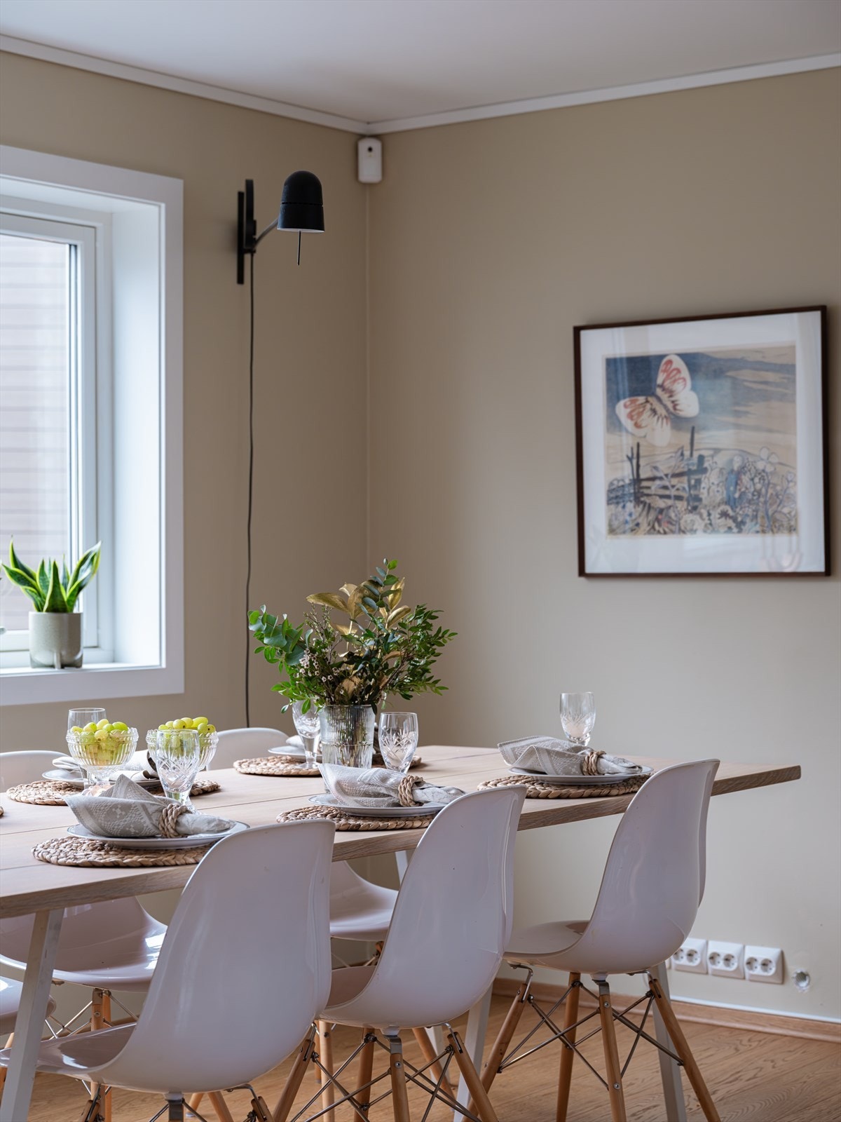 God plass til en romslig spisegruppe hvor flere gode måltid kan nytes. Galleribilde