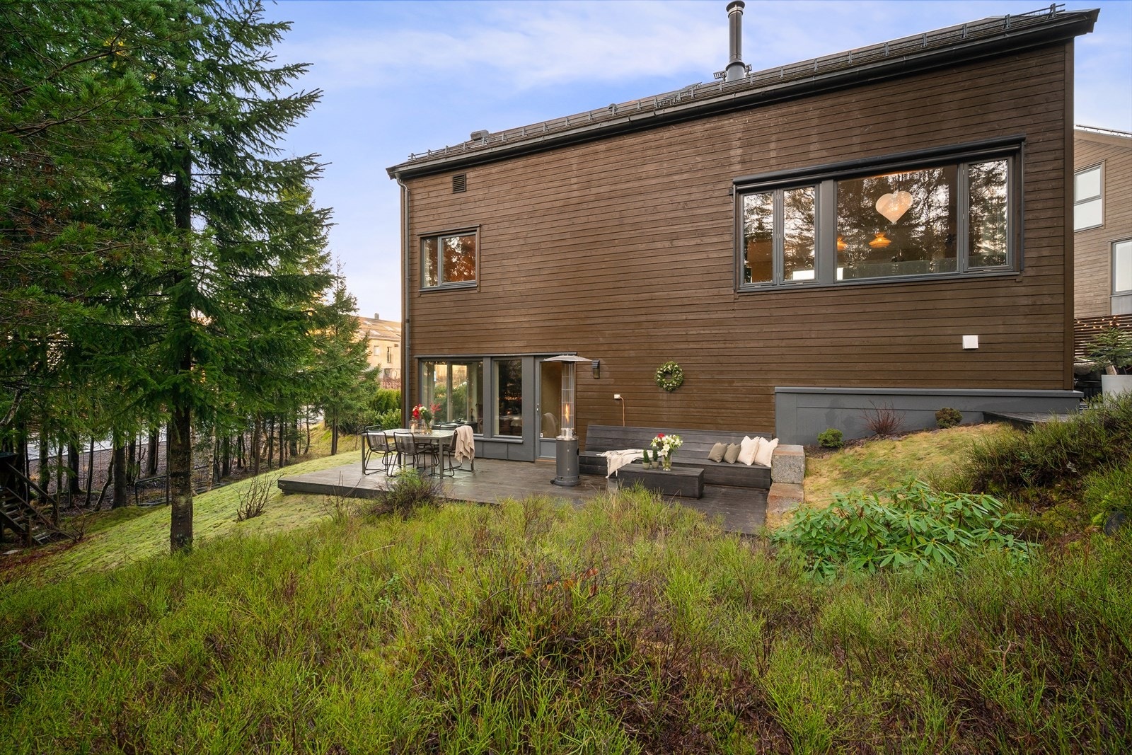 Solrik hage og uteplasser orientert mot syd/vest. Galleribilde