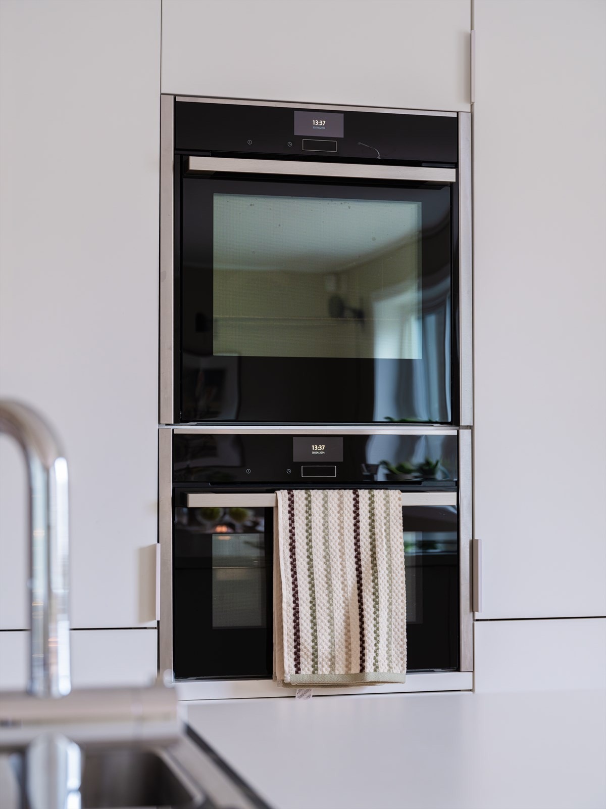 Det er integrerte hvitevarer bestående av induksjonstopp, stekeovn, dampovn, oppvaskmaskin samt kjøleskap, som gir et helhetlig og ryddig uttrykk. Galleribilde