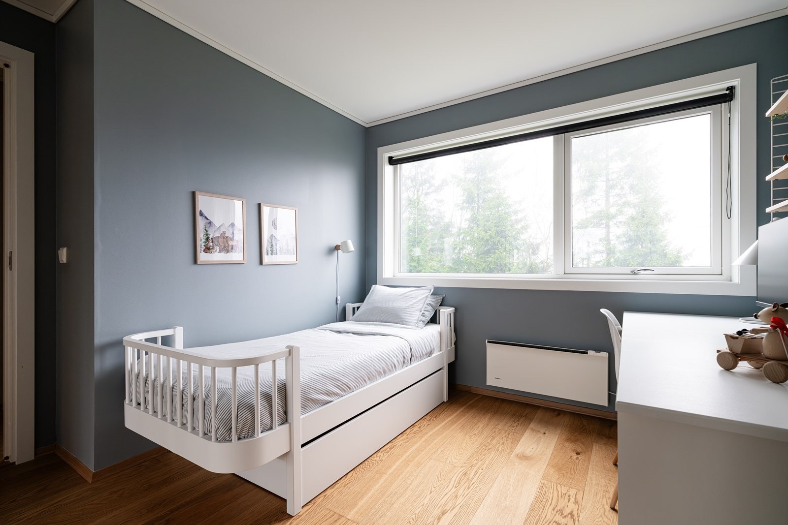 Etasjens andre soverom er også av god størrelse med store vindusflater. Galleribilde