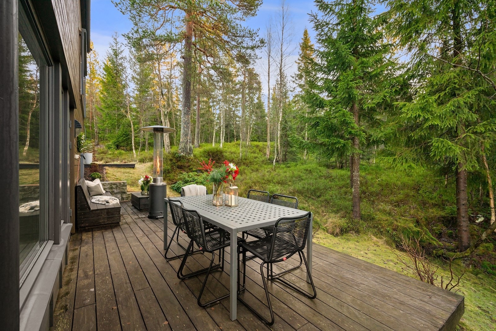 Hage og terrasser gir rom for både lek, hygge og avslapning i grønne, idylliske omgivelser. Galleribilde