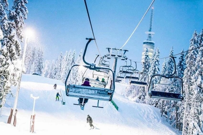 Med Holmenkollen skianlegg, Frognerseteren og Oslo Vinterpark i nærheten ligger alt til rette for rekreasjon og naturopplevelser året rundt. Skibussen til Tryvann stopper rett ved boligen. Galleribilde