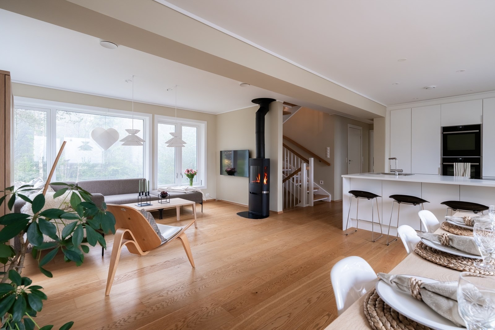 I stuen finner du også en stemningsfull peisovn som gir både varme og hygge på kjølige dager. Galleribilde