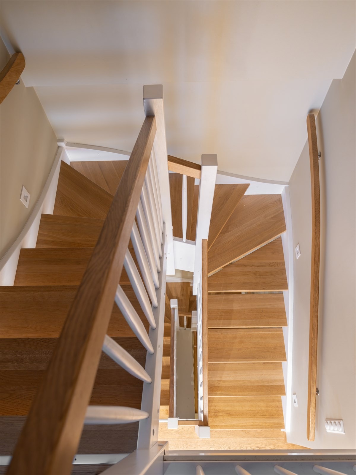 Stilren u-trapp med rekkverk i tre som skiller etasjene. Det er dimbare downlights i alle trappene som sikrer god belysning. Galleribilde
