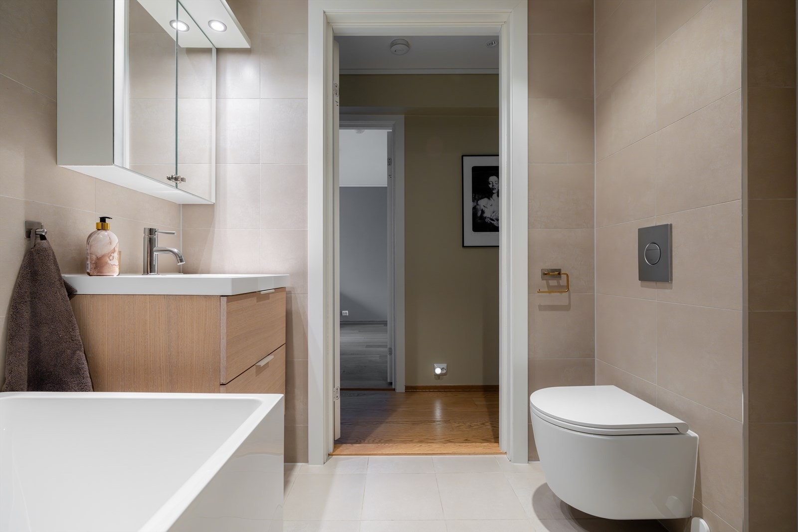 Badet har elektriske varmekabler i gulvet. Galleribilde