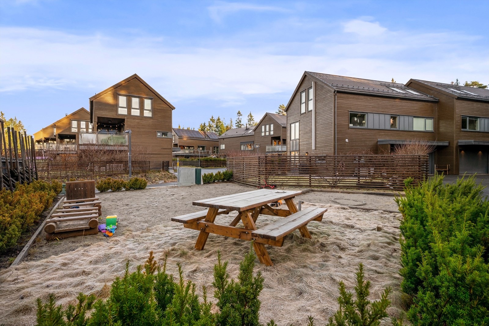 Boligen er en del av et populært boligfelt på tun med forseggjorte fellesarealer, lekeplass og skogen som nærmeste nabo. Galleribilde