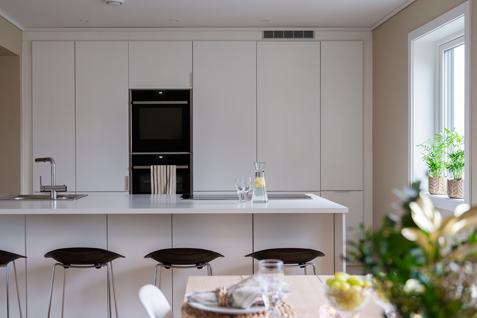 Godt med skap- og benkeplass, praktisk for matlaging og organisering. Galleribilde