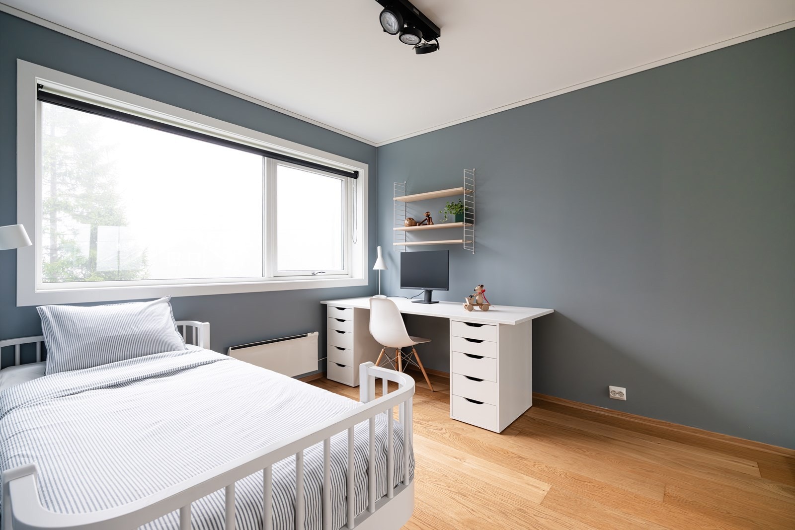 Her har du god plass til dobbeltseng, samt tilhørende soveromsmøblement. Galleribilde