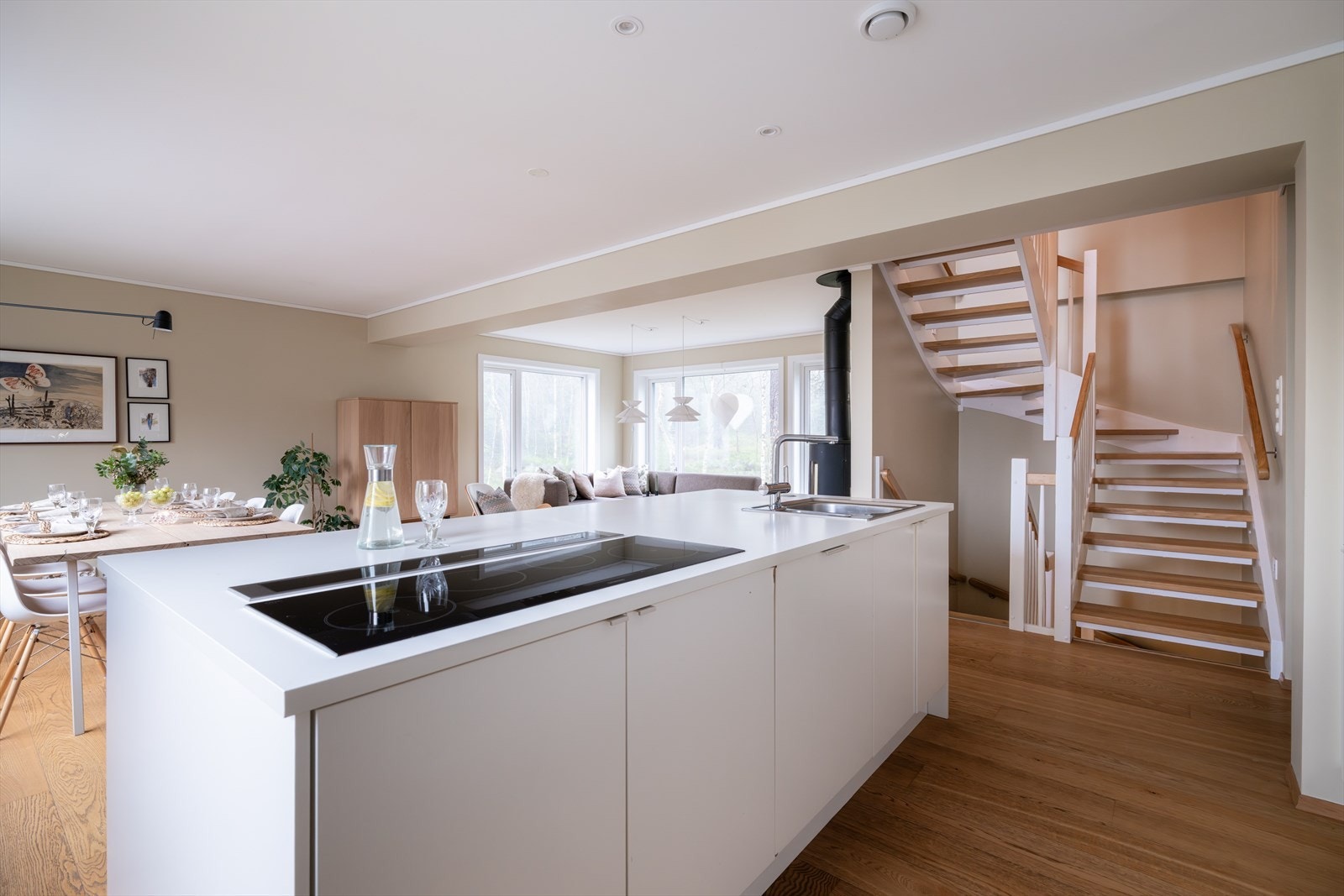 Integrert hev- og senk-ventilator bak komfyren, tilkoblet ekstern ventilasjon, som gir kjøkkenet et stilrent uttrykk når den ikke er i bruk. Galleribilde