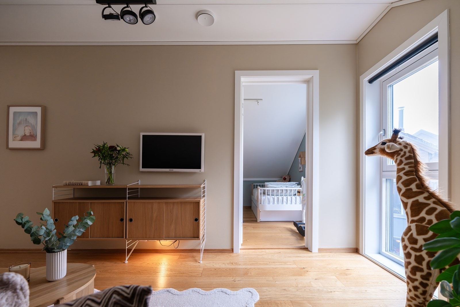 Videre er det adkomst til boligens tre resterende soverom. Galleribilde