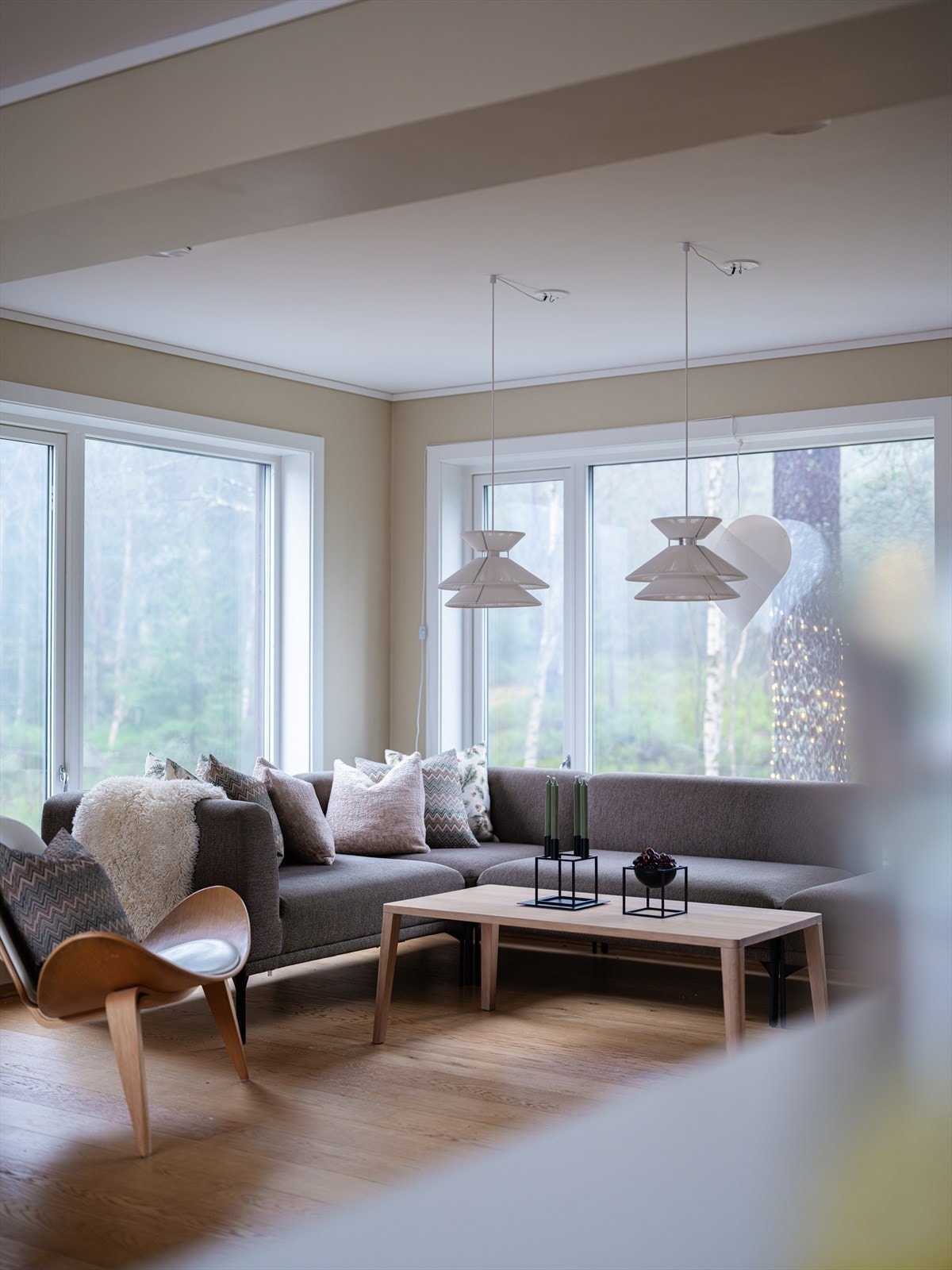 Fra sofakroken nyter du vakker utsikt mot naturen. Galleribilde