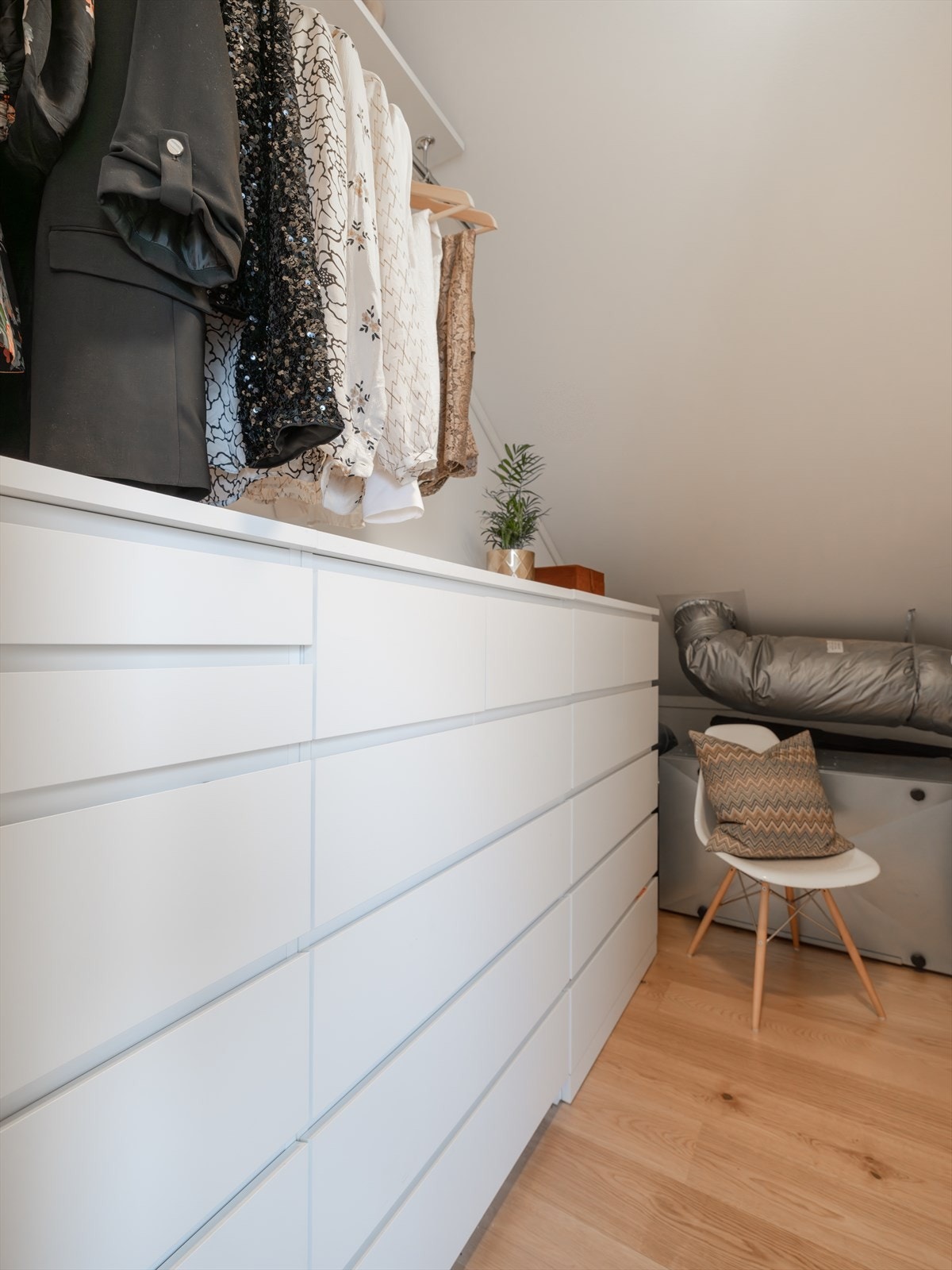 Fra hovedsoverommet er det adkomst til en innvendig bod som blant annet kan benyttes som ekstra garderobeplass. Galleribilde