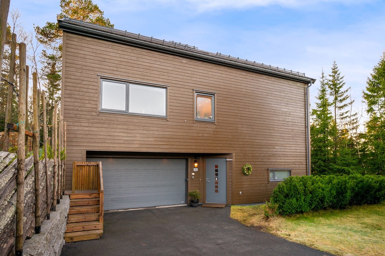 Boligen har integrert dobbelgarasje, som gir enkel og praktisk tilgang uansett vær. Det er montert elektrisk garasjeport, og garasjen har praktisk innvendig adkomst via dør direkte til entré Galleribilde