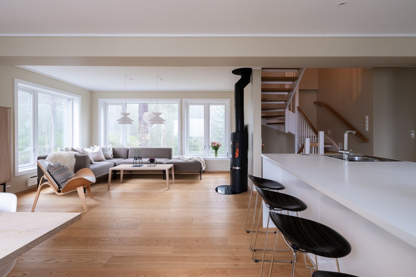 Den åpne stue- og kjøkkenløsningen gir boligen et moderne og sosialt preg, med naturlige soner som legger til rette for både avslapning og samvær. Galleribilde