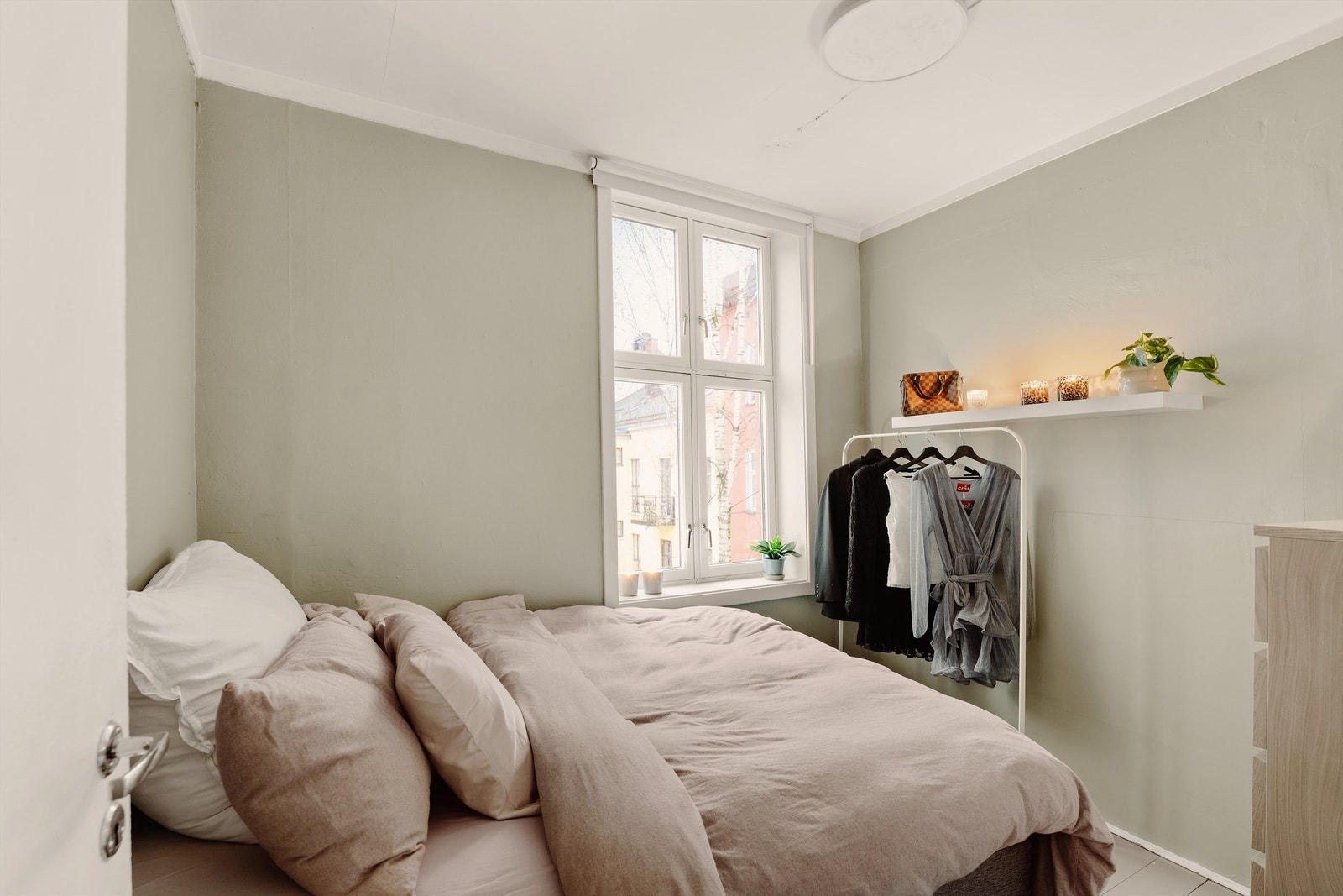 Leiligheten har 3 velfungerende soverom av god størrelse. To av rommene, deriblant hovedsoverom vender mot bakgård. Galleribilde