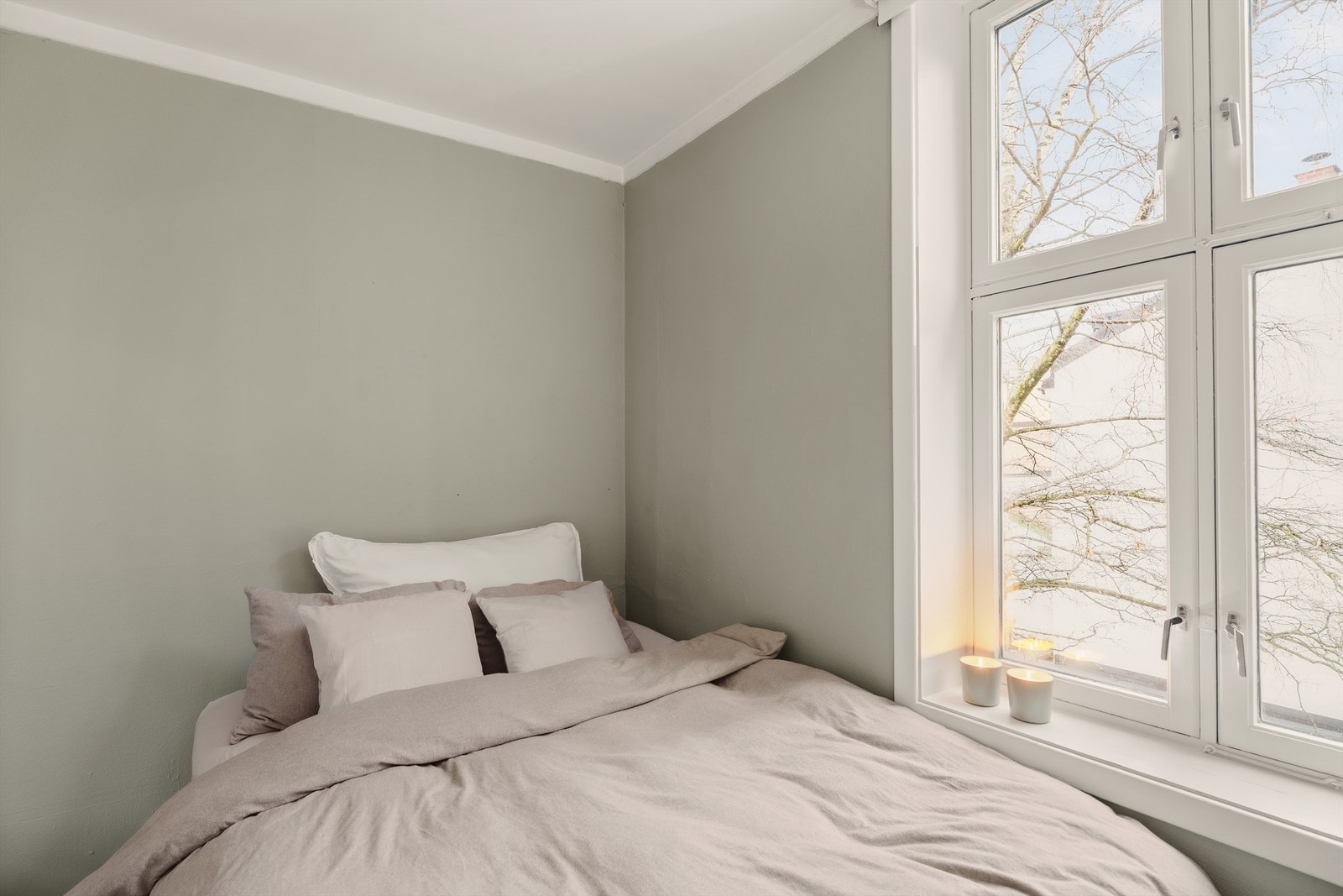 Hovedsoverommet er romslig og kan enkelt innredes med både dobbeltseng og garderobe. Galleribilde