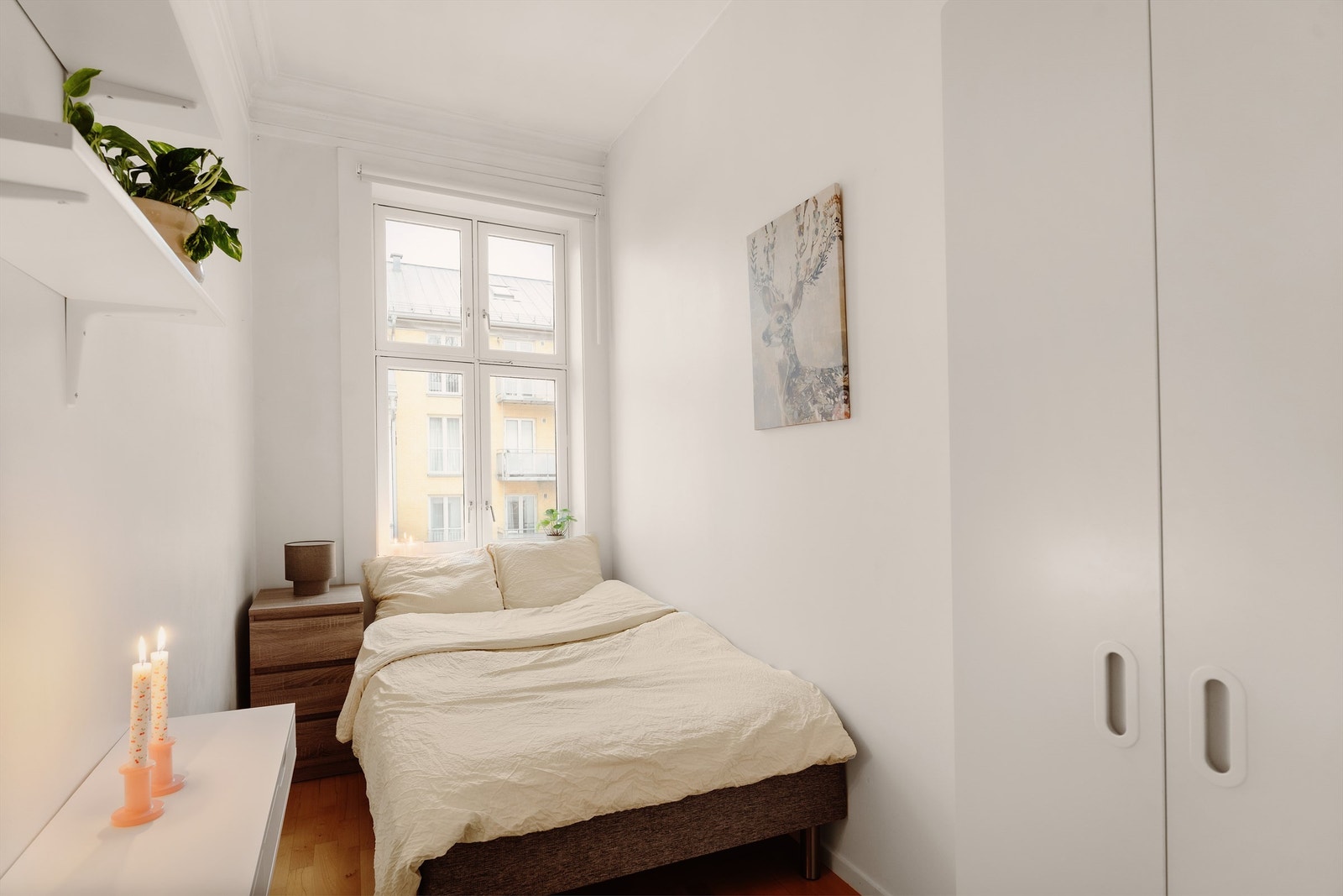 Soverom 3 - Leiligheten har tidligere vært en 3-roms leilighet med 2 soverom. Alternativ planløsning er å fjerne soverommet i tilknytning til stuen dersom man vil etablere en større stue. Galleribilde