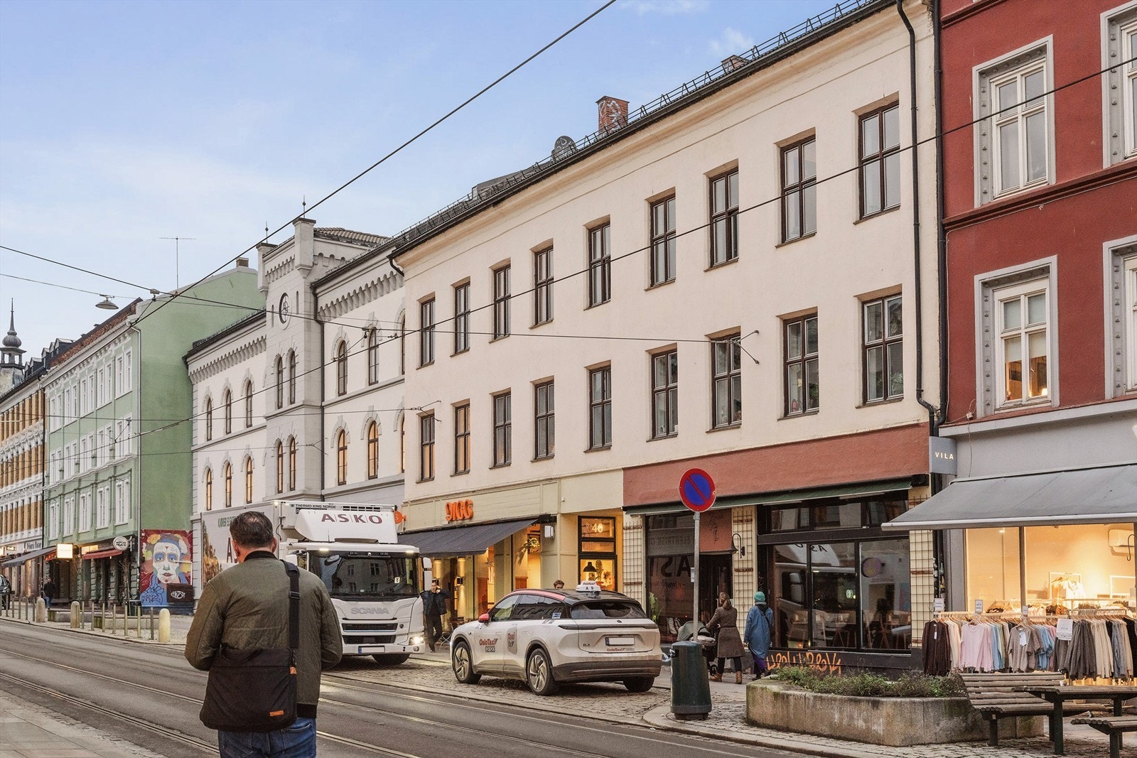 Området rundt leiligheten er proppfull av koselige spiseplasser, nisjebutikker, barer og kafeer. Av lokale godbiter kan Perla, Vespa og Humla nevnes. Galleribilde